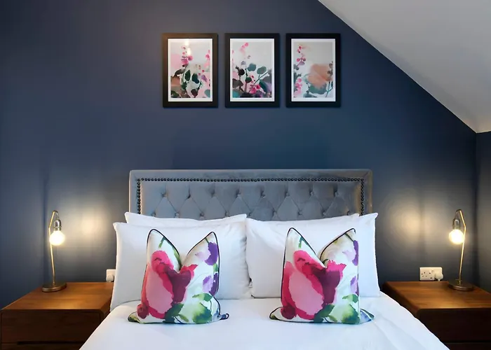 Elliot Oliver - Loft Style 2 Bedroom Apartment With Parking In The Docks
