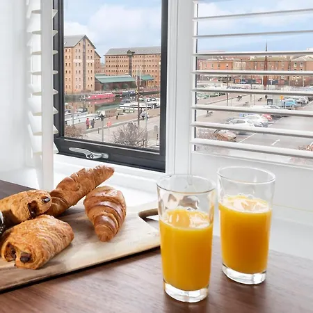 Elliot Oliver - Loft Style 2 Bedroom Apartment With Parking In The Docks Gloucester Exterior photo